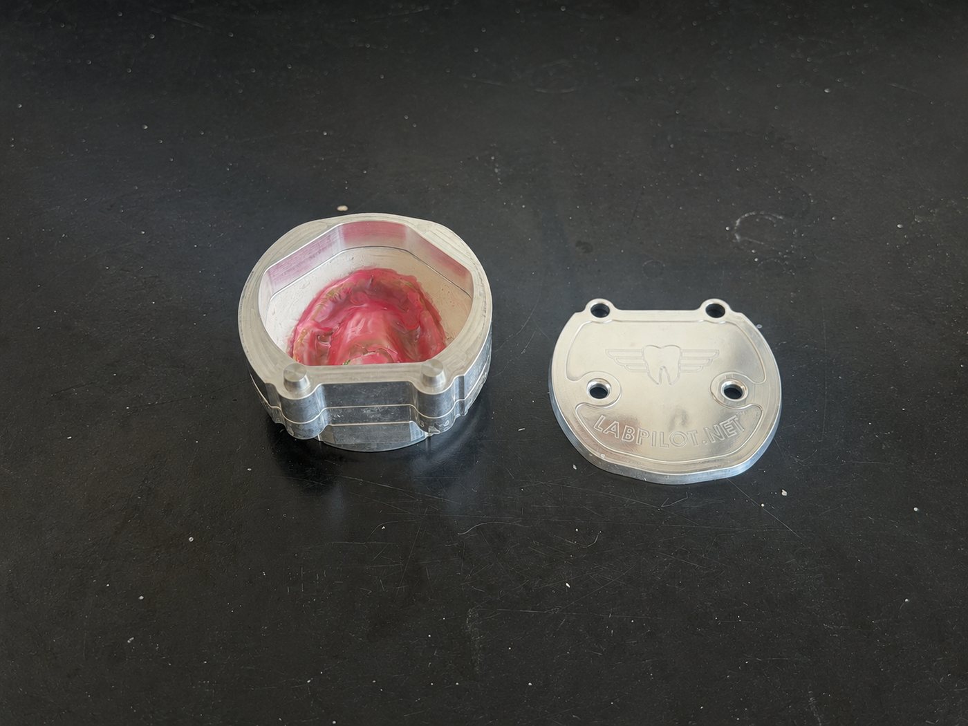Assembled flask next to the LabPilot lid, ready for the counter-pour